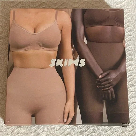 SKIMS Seamless Sculpt Mid Waist Thong - Picture 6 of 7